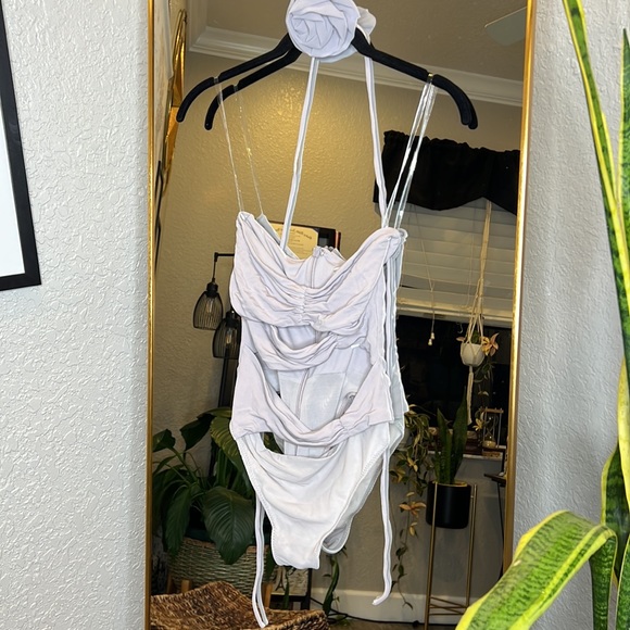 HOUSE OF CB 'Joie' Grey Flower Trimmed Bodysuit NWOT - Picture 7 of 8